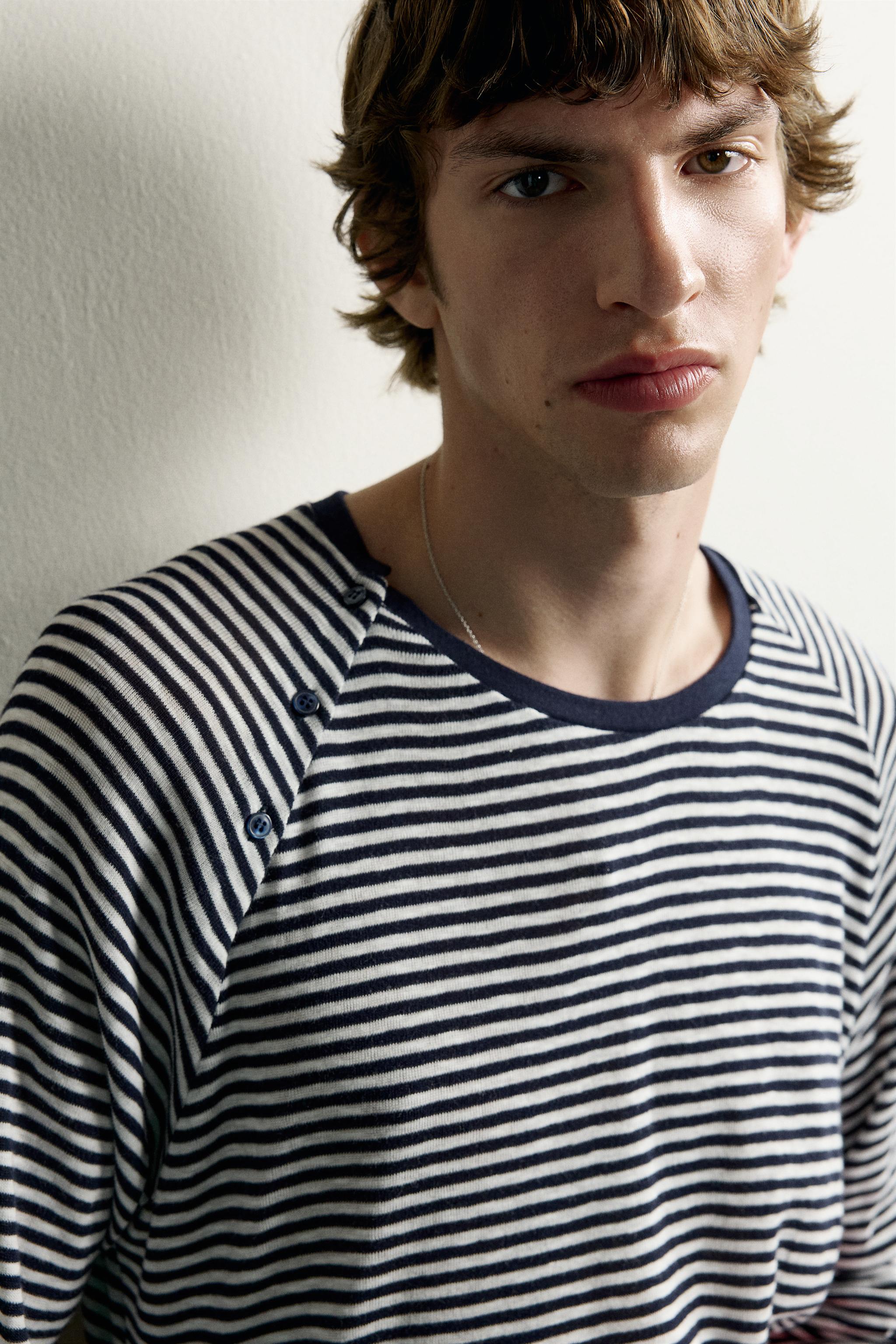 STRIPED BUTTON NECK T-SHIRT