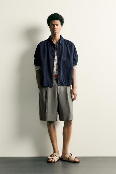 BERMUDA RELAXED FIT PLIEGUES CINTURÓN - Verde gris de Zara