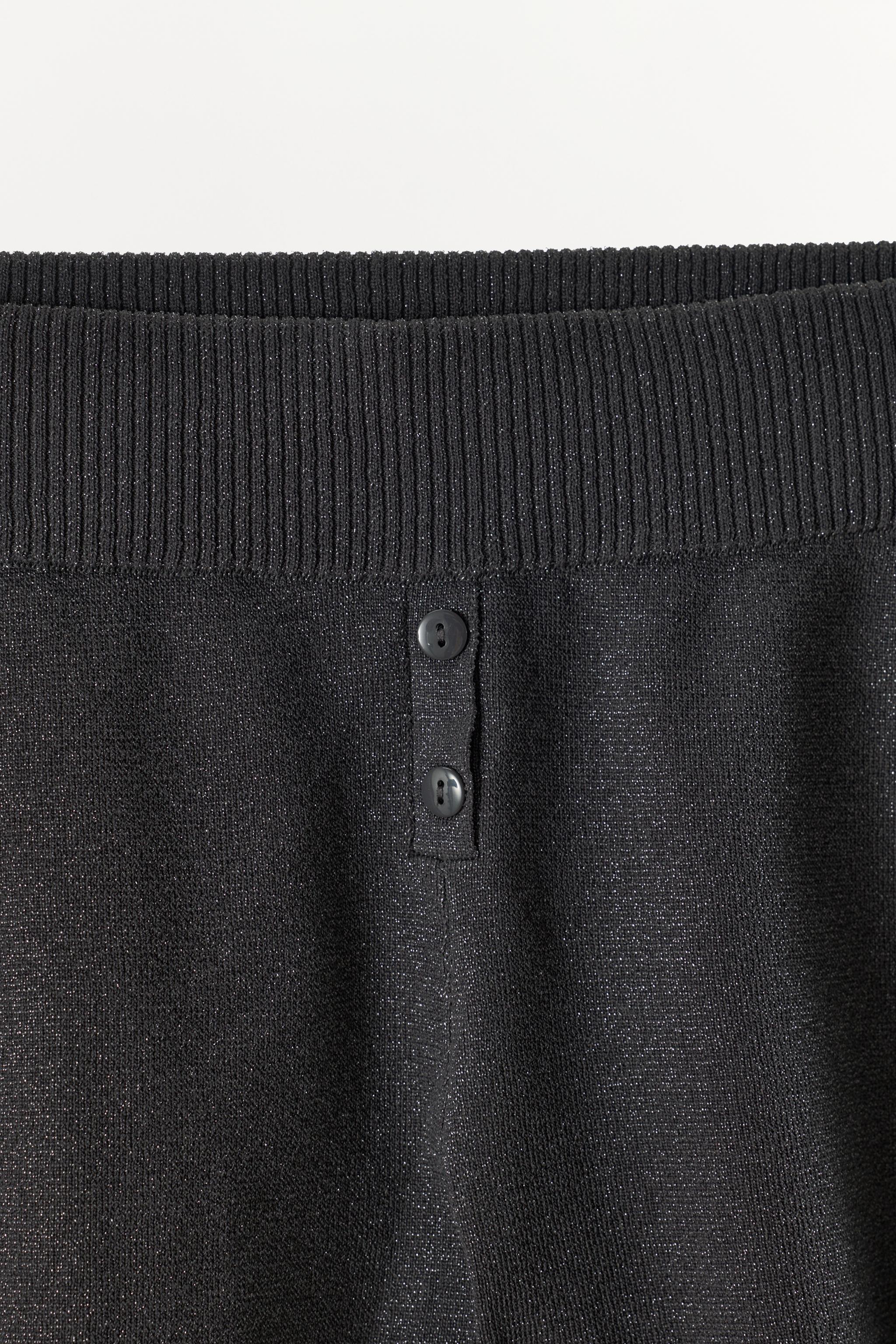 METALLIC YARN KNIT SHORTS WITH BUTTONS