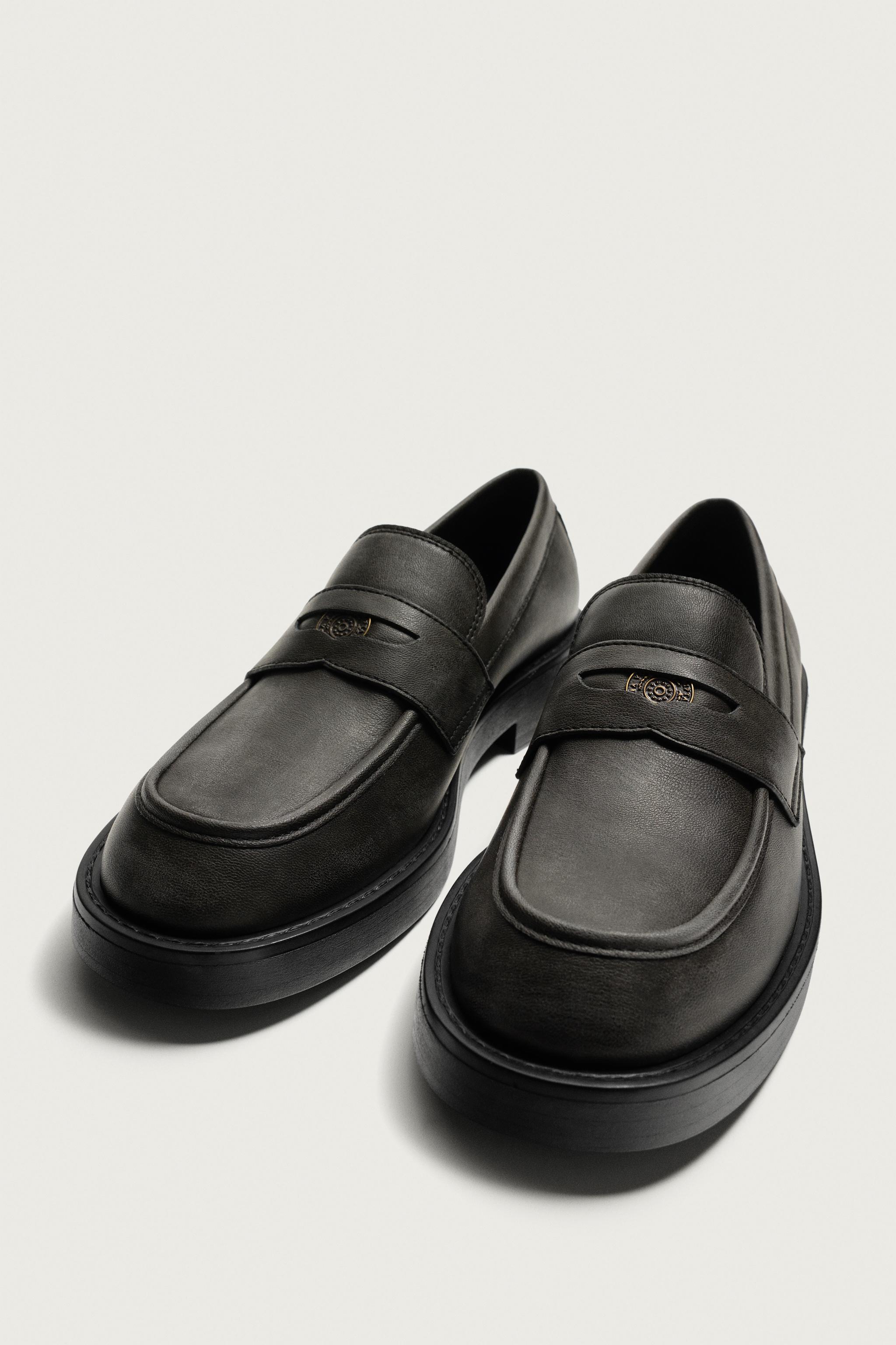 メンズ ISSEY MIYAKE Black coin loafer
