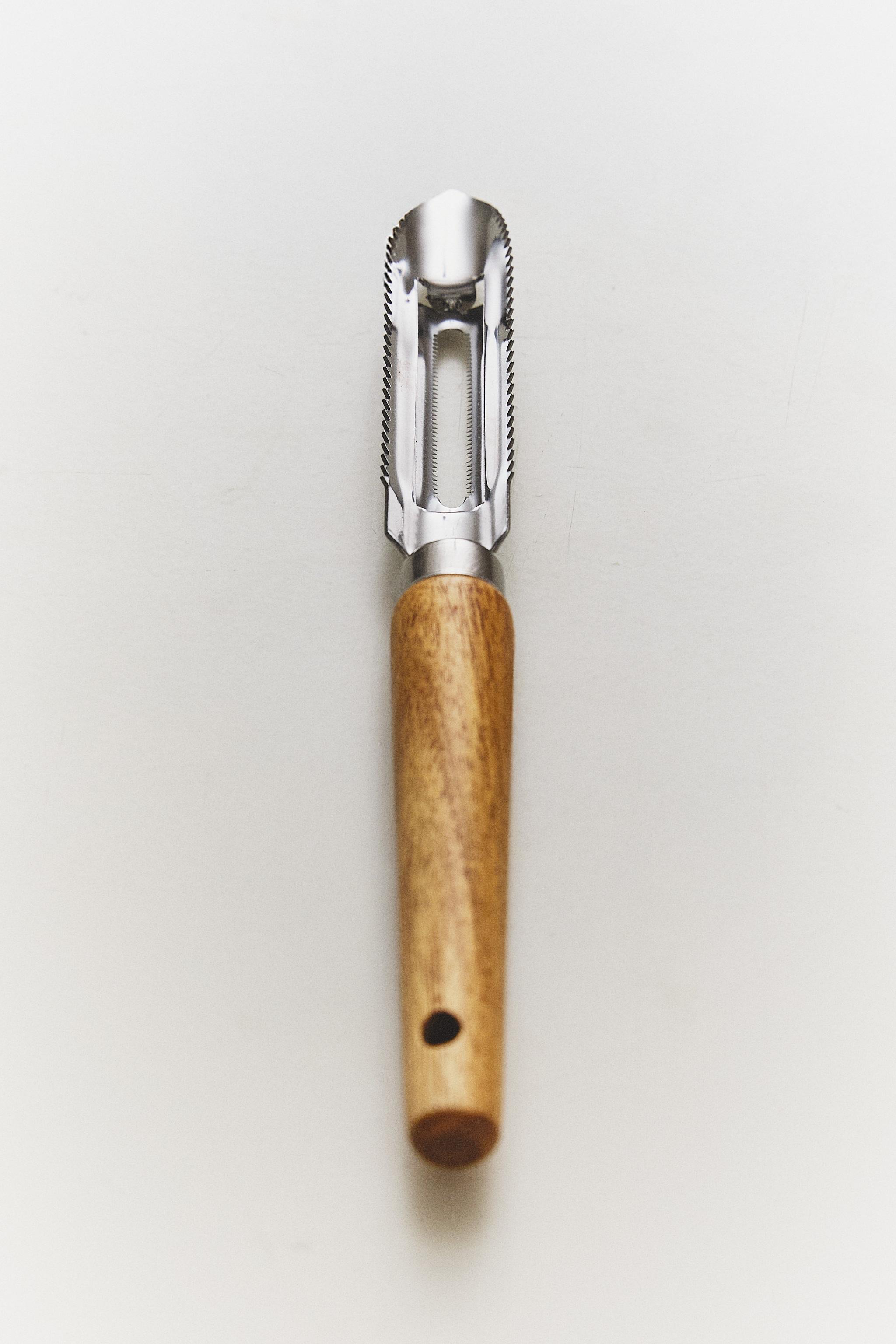 KITCHEN PEELER WITH WOODEN HANDLE