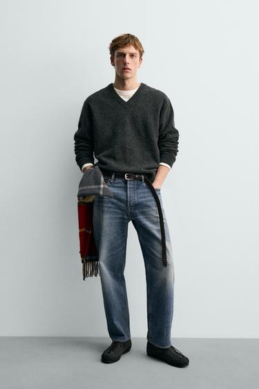 PULL EN LAINE À COL EN V AARON LEVINE X ZARA - Gris anthracite de Zara