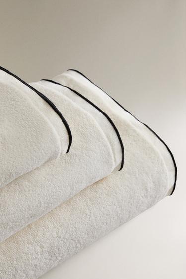 SERVIETTE DE BAIN VELOURS OVERLOCK - Écru de Zara - Image 1