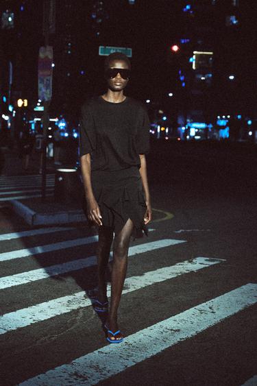 تنورة قصيرة مطوية ZW COLLECTION - أسود by Zara