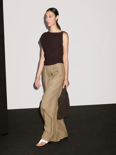 Top encolure drapée avec broche - Marron de Zara - Image 0