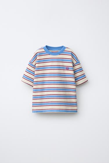 T-SHIRT À RAYURES ET LOGO BRODÉ - Écru / Bleu de Zara
