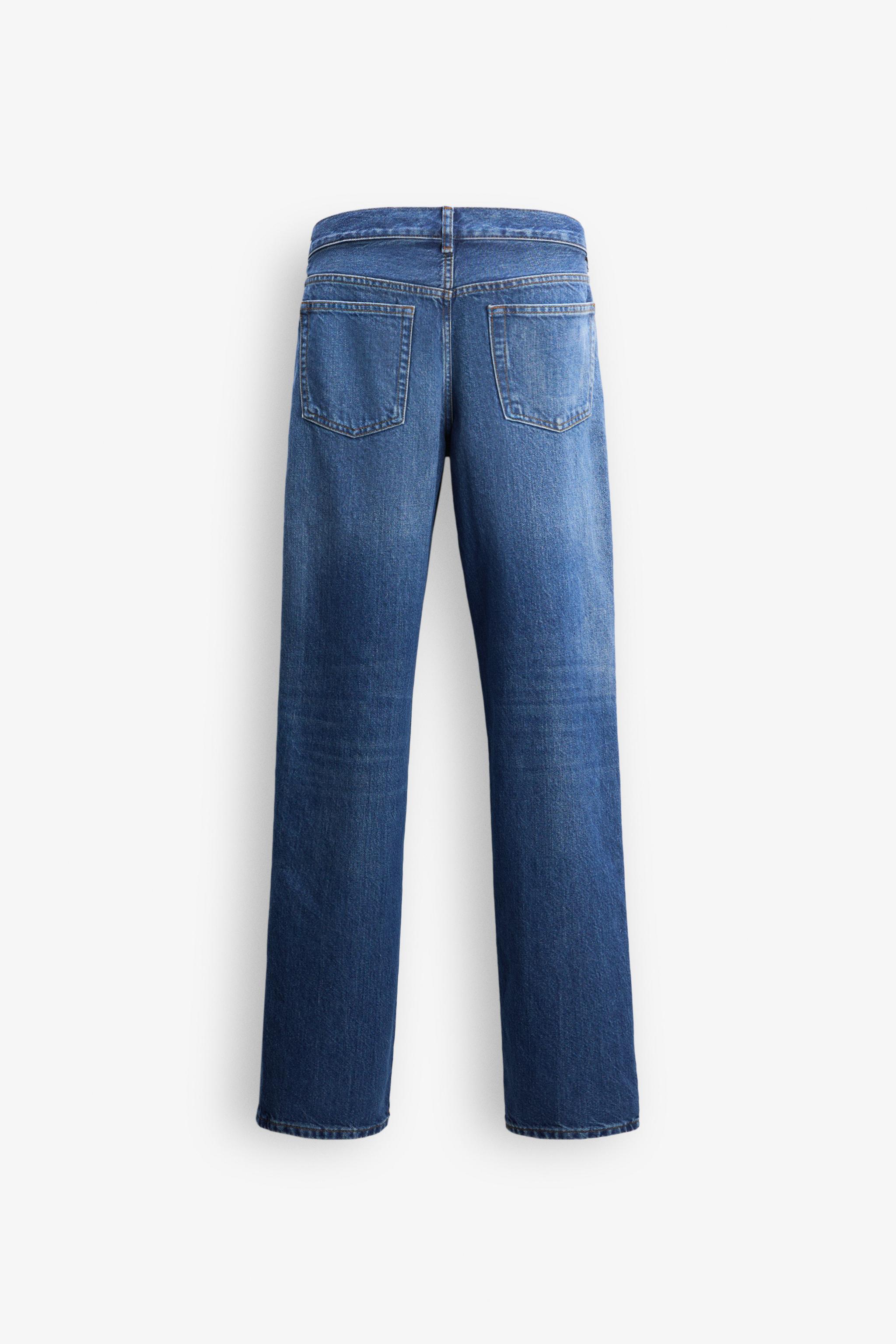 Zara shops basic jeans