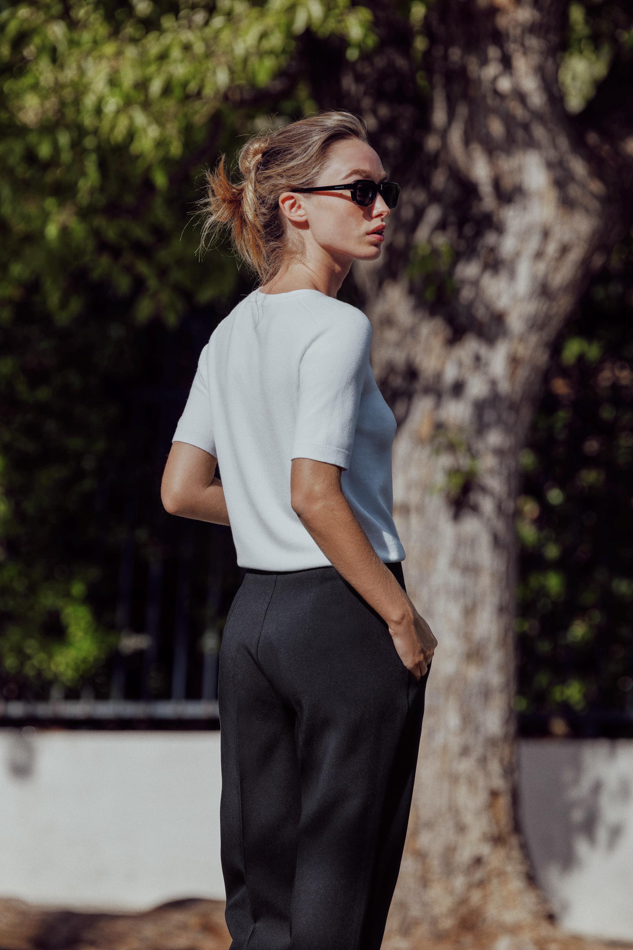 TOP BASIQUE EN MAILLE UNI À MANCHES COURTES