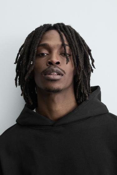 DESSUADORA AMB CAPUTXA BÀSICA - Negre de Zara