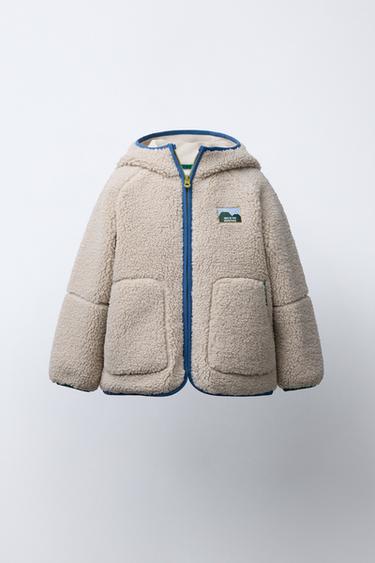 КУРТКА ЗІ ШТУЧНОЇ ОВЧИНИ З КОНТРАСТНИМИ КАНТАМИ ТА КАПЮШОНОМ - Сіровато-бежевий колір Zara