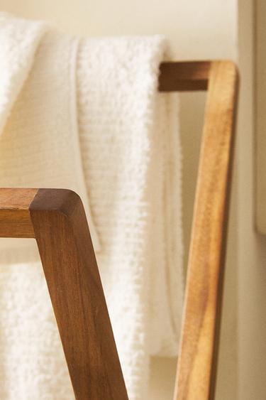 HANDTUCHHALTER AUS AKAZIENHOLZ - Braun von Zara