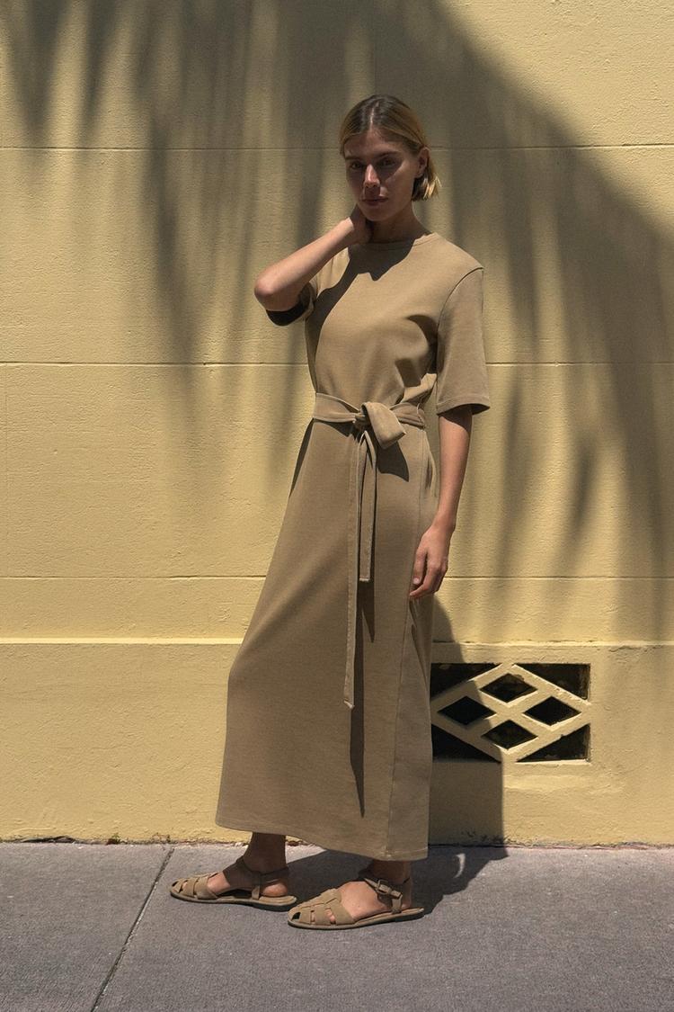 SANDÁLY S PÁSKY PŘES NÁRT ZE ŠTÍPANÉHO SEMIŠE - Písková hnědá od Zara