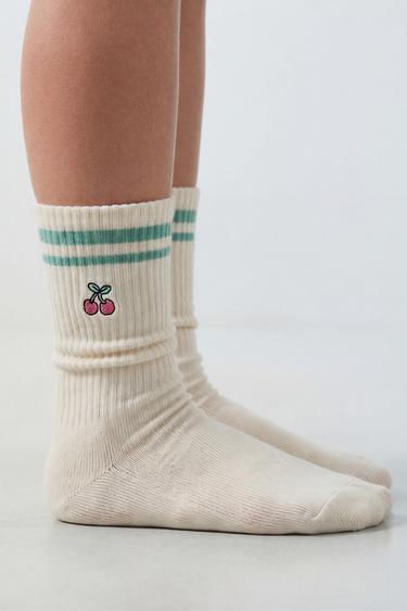 PACK DOS CALCETINES LARGOS FLORES BANDAS - Crudo de Zara
