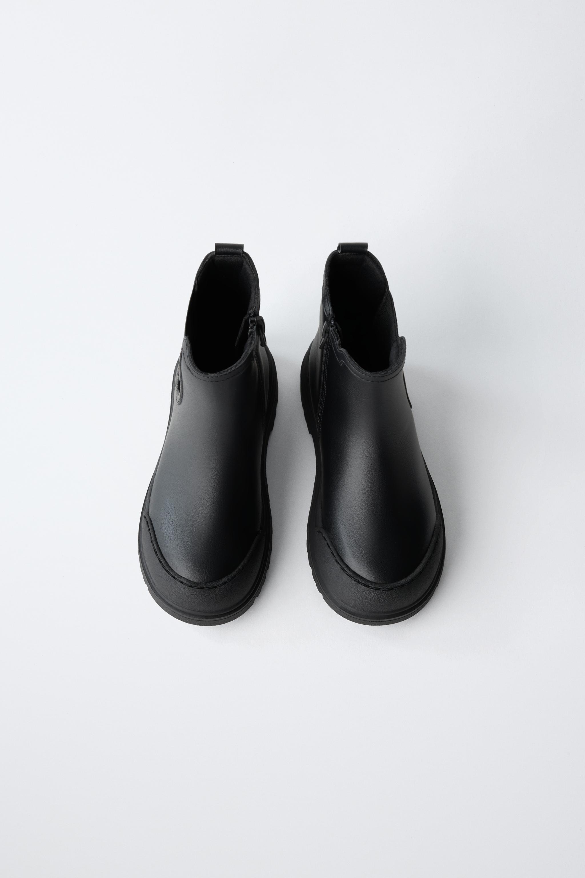 CHELSEA BOOTS