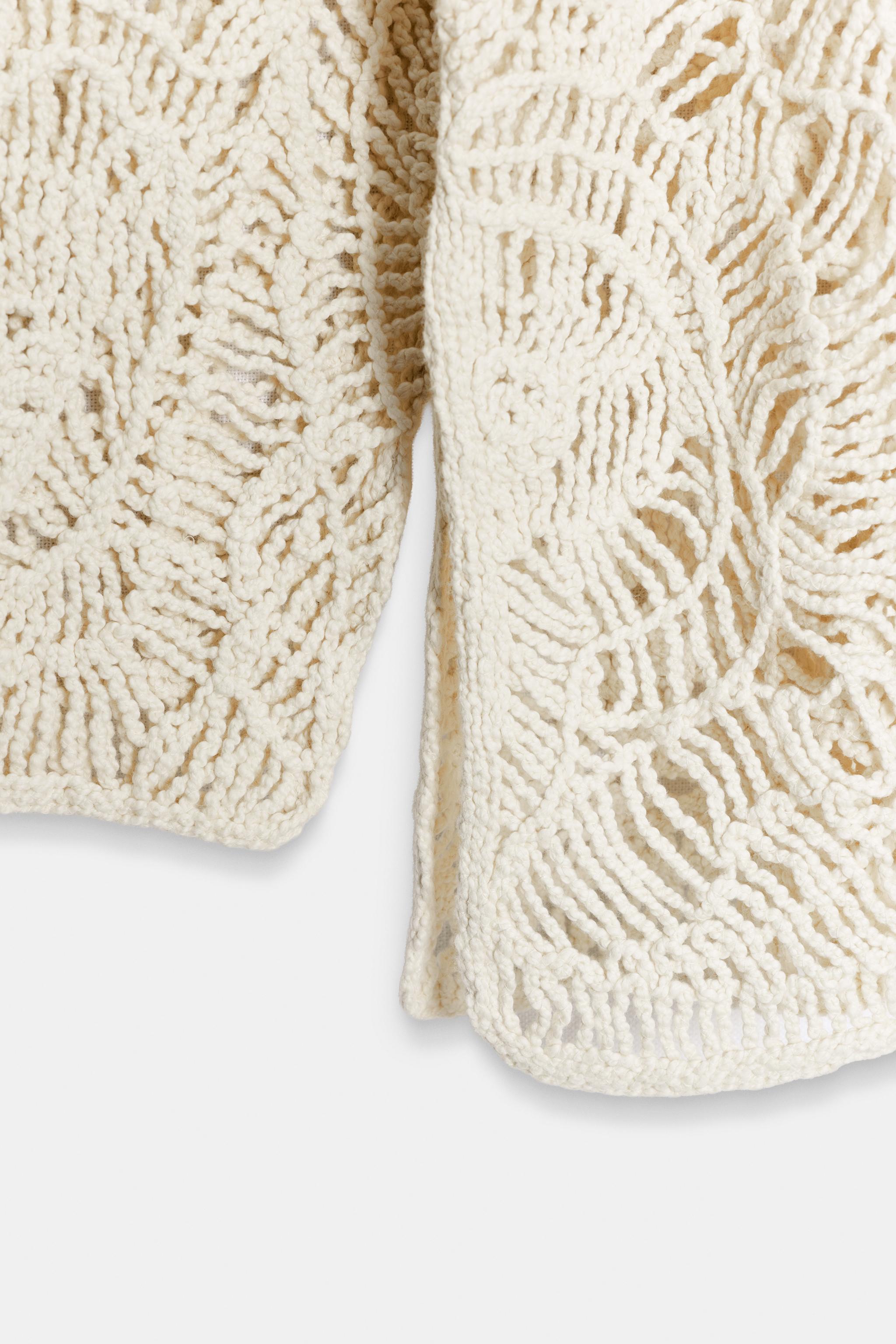 ROBE EN MAILLE AJOURÉE À POMPONS