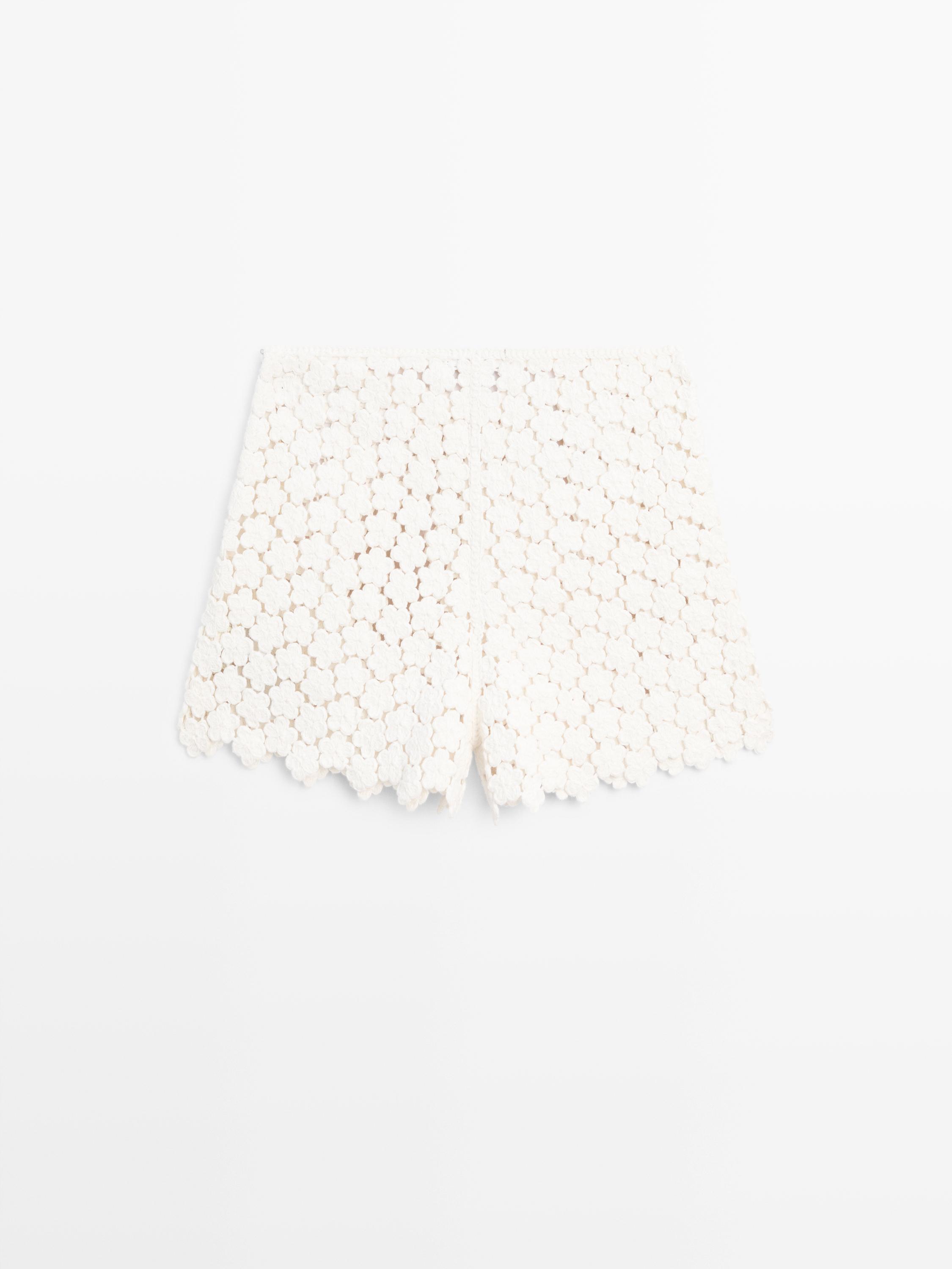Crochet shorts with floral details