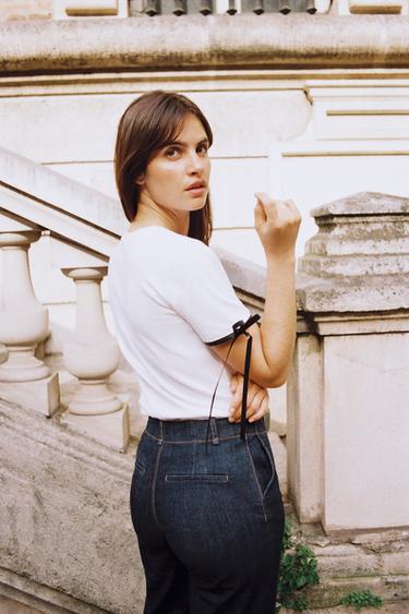 T-SHIRT CONTRASTE LACETS - Blanc de Zara - Image 2