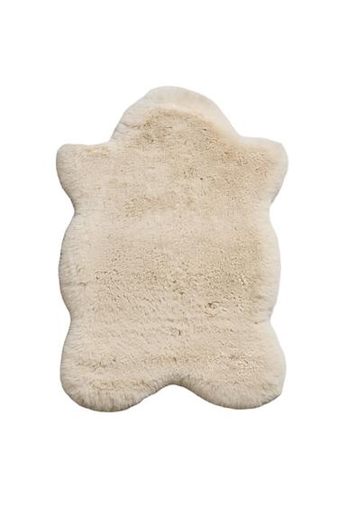سجادة صغيرة غير منتظمة من الفرو الاصطناعي - خَام الخاص بـ Zara