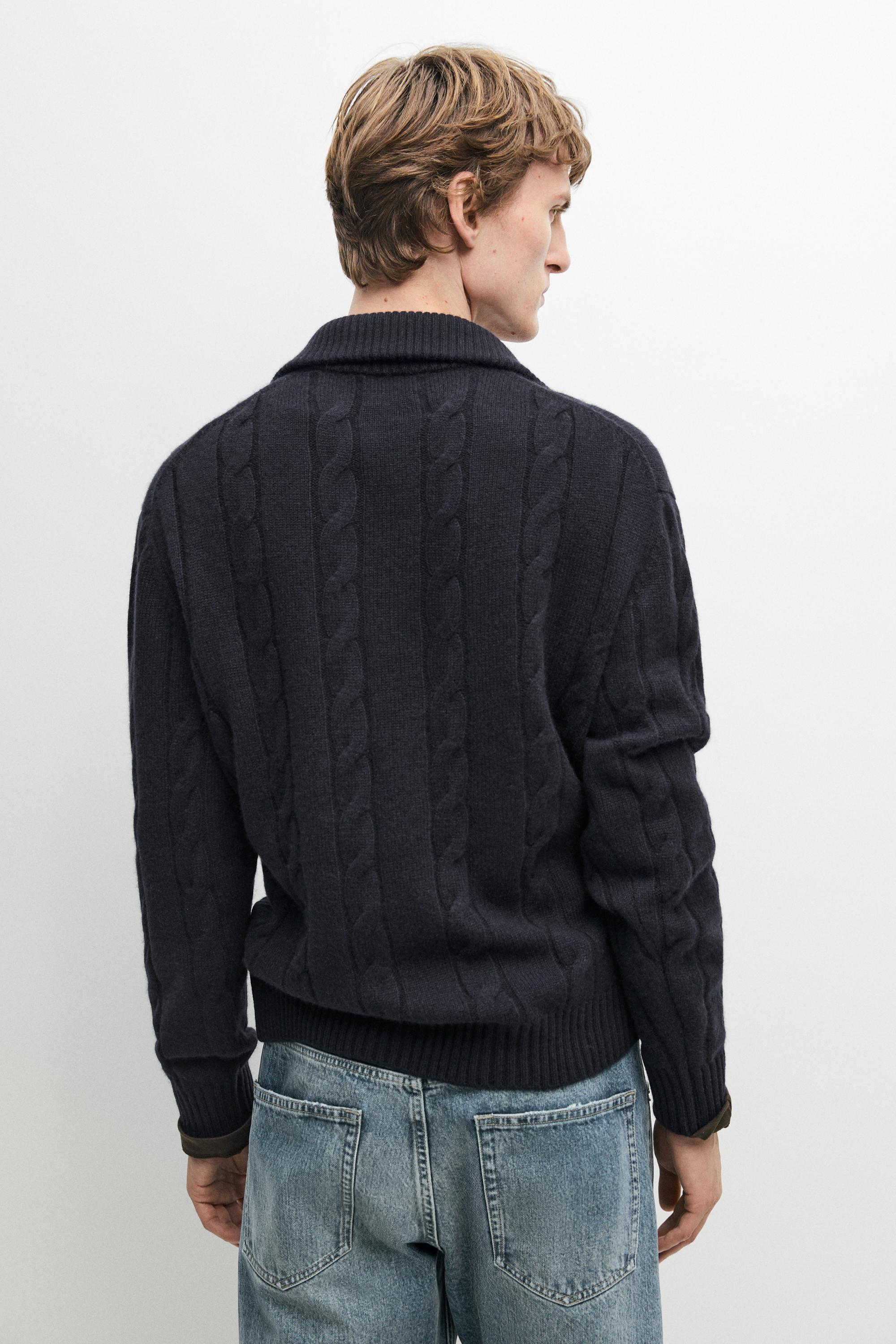 Pull en maille torsadée à col montant