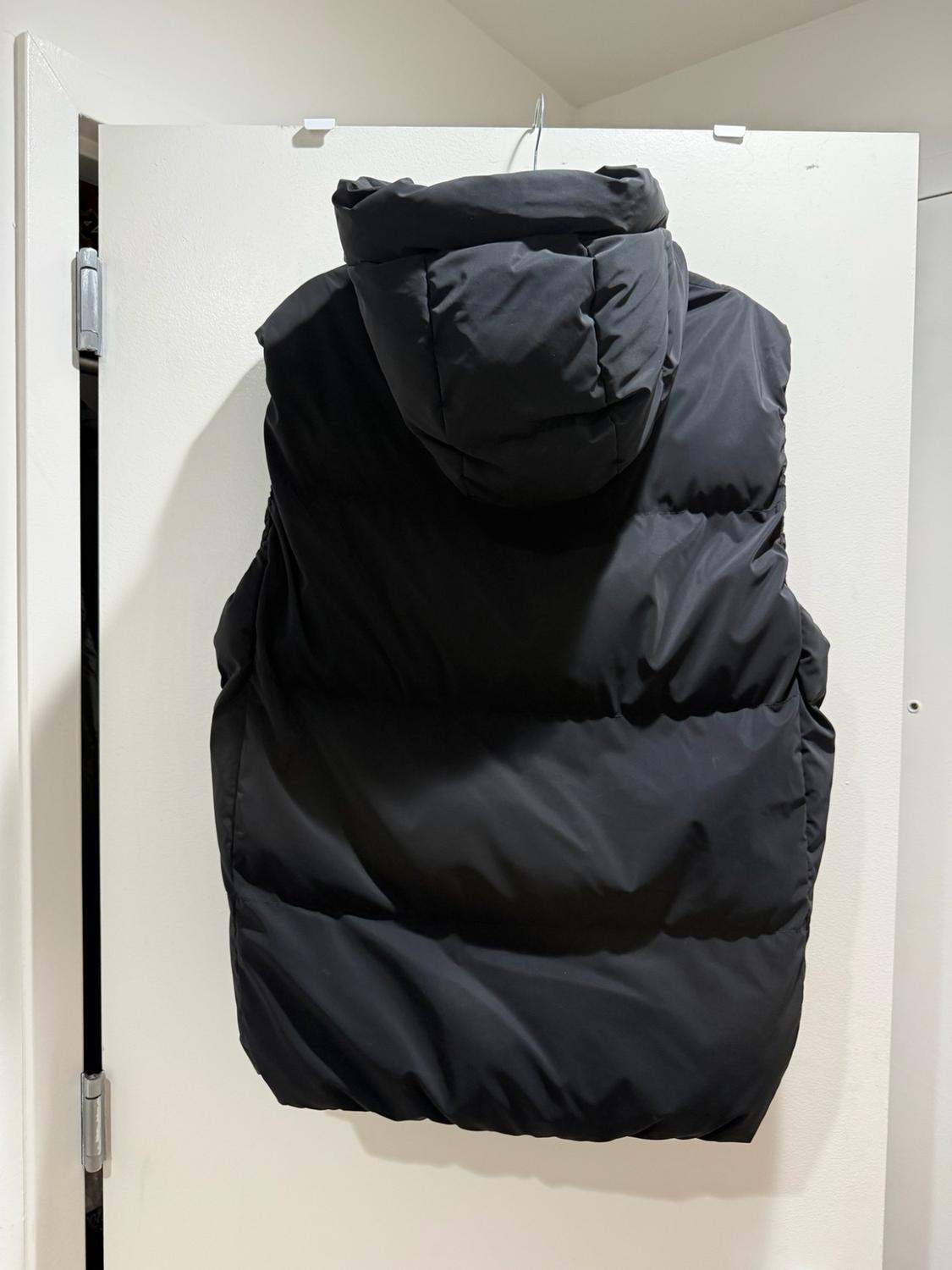 HOODED PUFFER VEST - Image 4