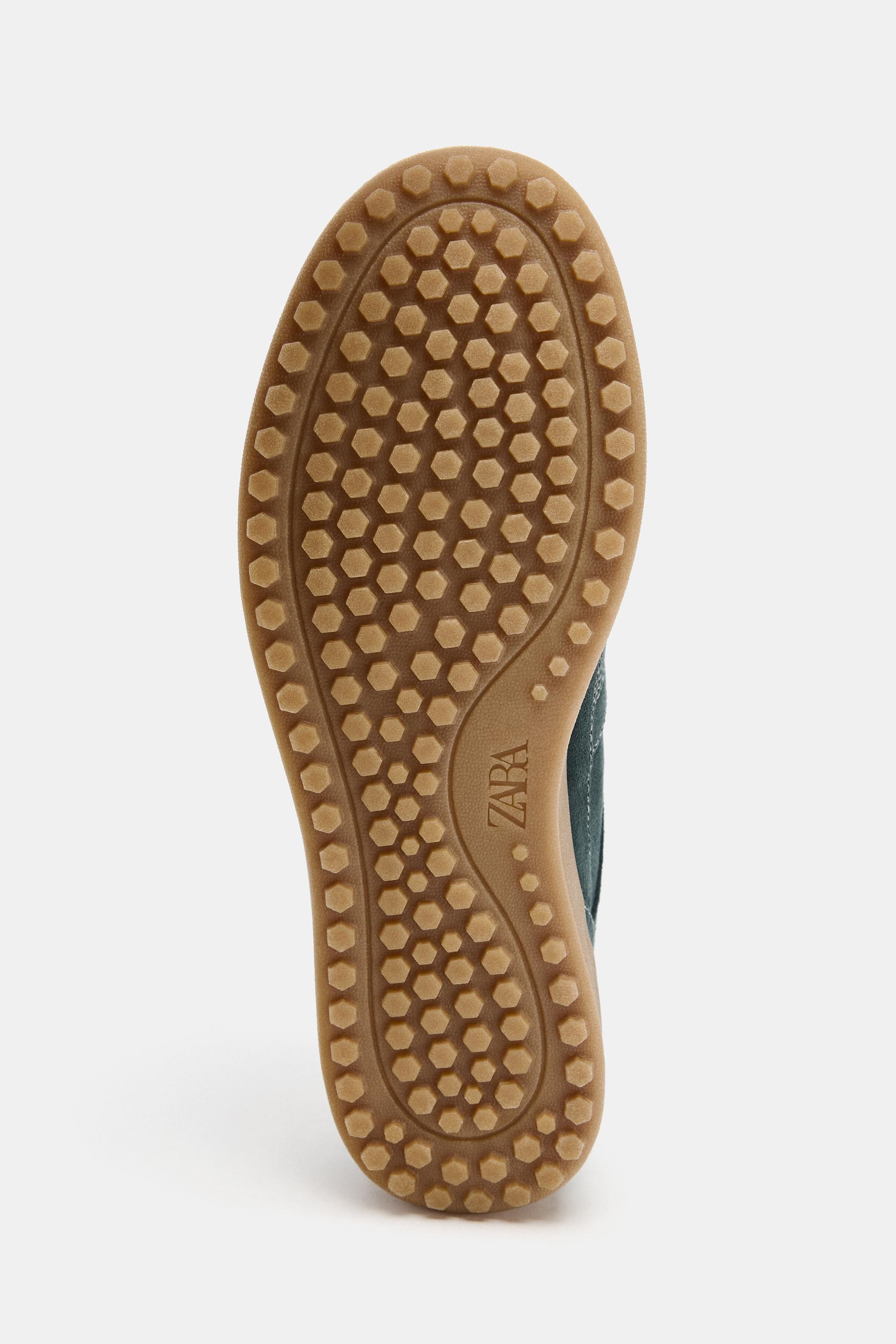 CHAUSSURES DE SPORT CONTRASTÉES