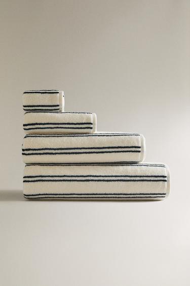 BADHANDDOEK MET DUBBELE STREPEN - Ecru / Marineblauw van Zara - Afbeelding 0