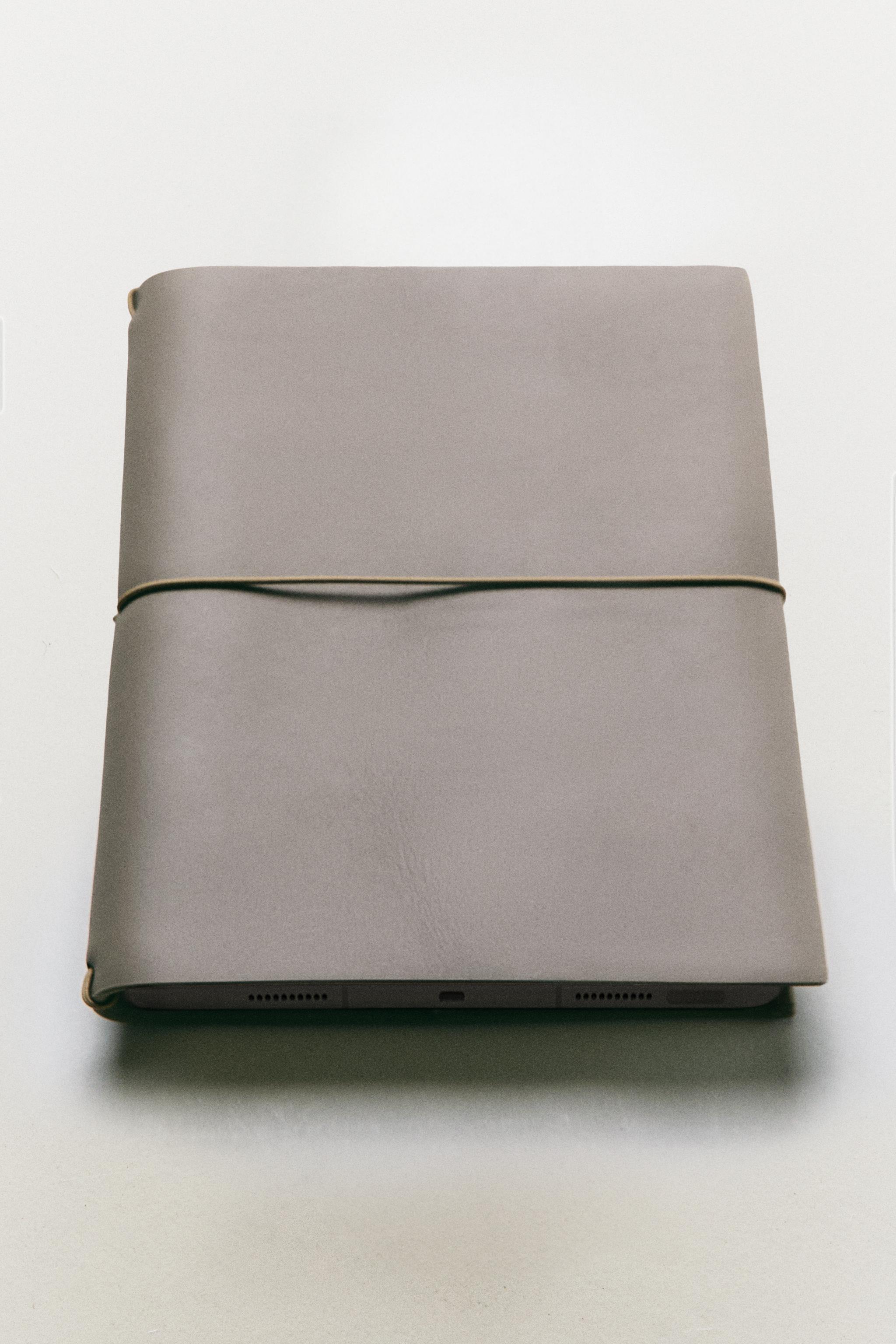 LEATHER TABLET CASE - Gray | ZARA United States