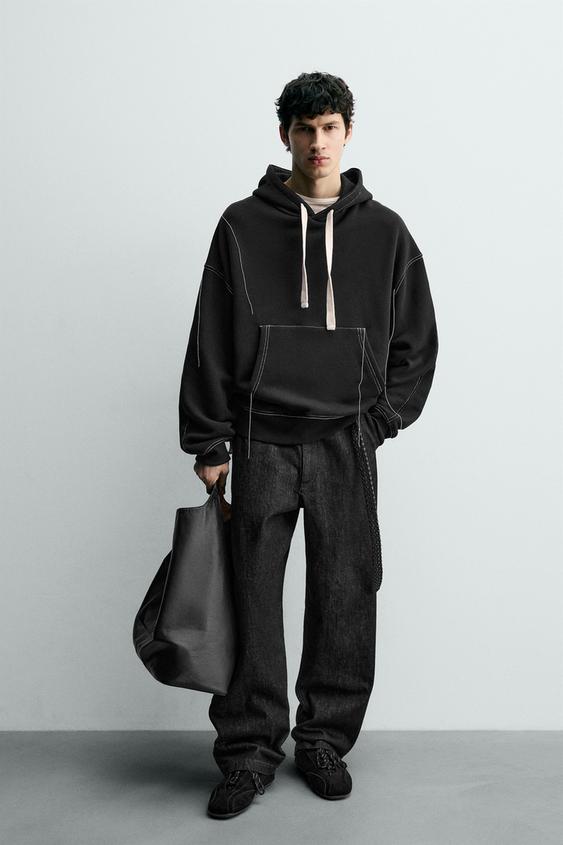 SUDADERA PESPUNTES CAPUCHA - Negro de Zara - Imagen 0