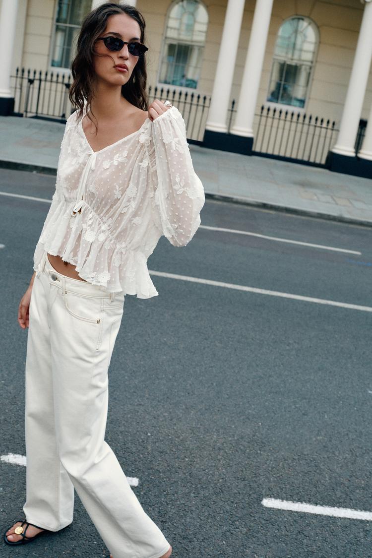 Blusa de malla con lunares y bordados