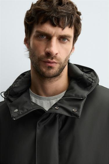 PARKA MIT GUMMI-EFFEKT UND KAPUZE - Schwarz von Zara