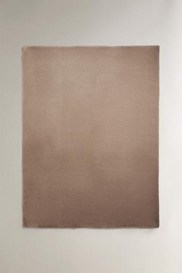 REVERSIBLE FAUX FUR THROW - بني/ توبو الخاص بـ Zara