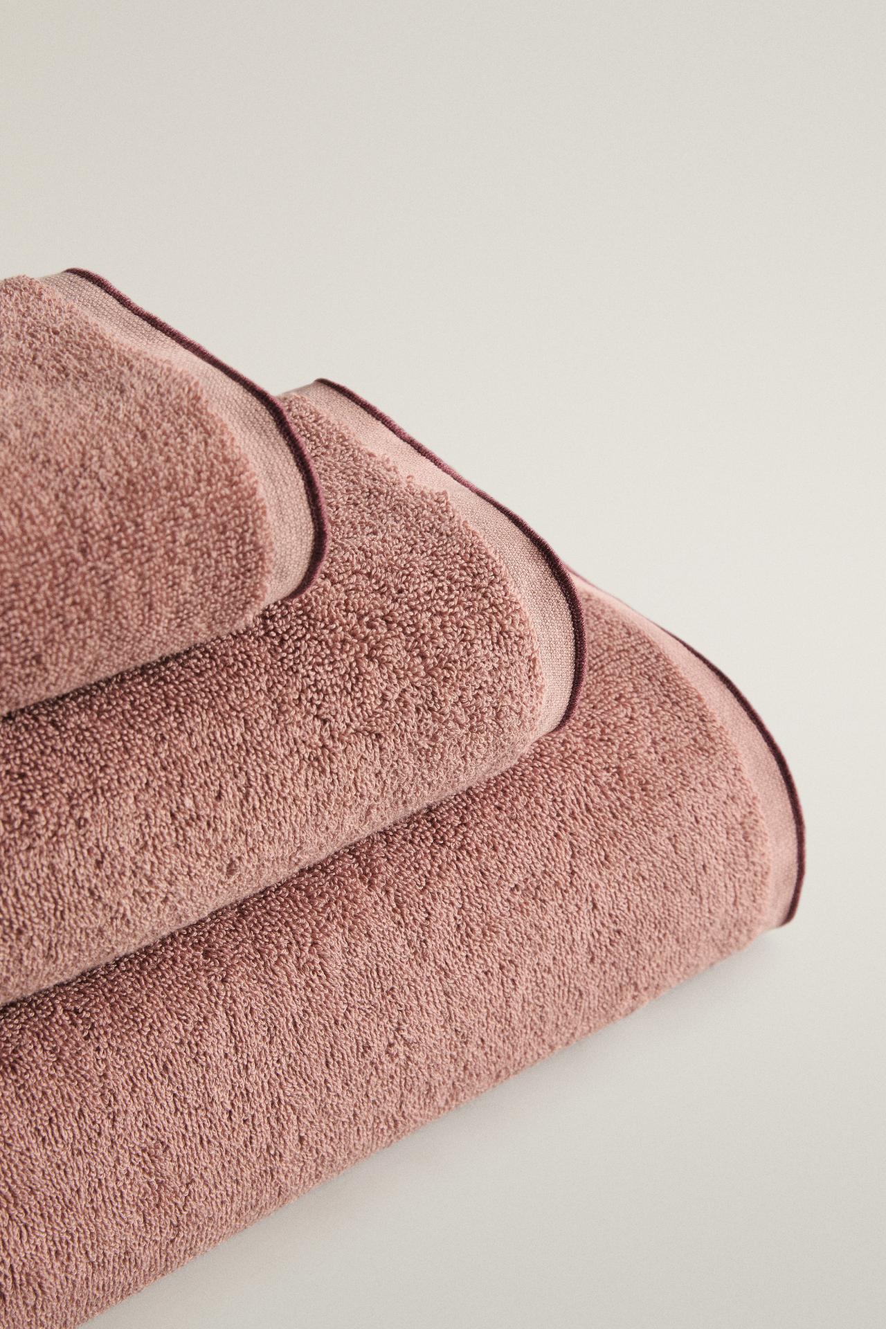 COTTON OVERLOCK BATH TOWEL — Pale pink