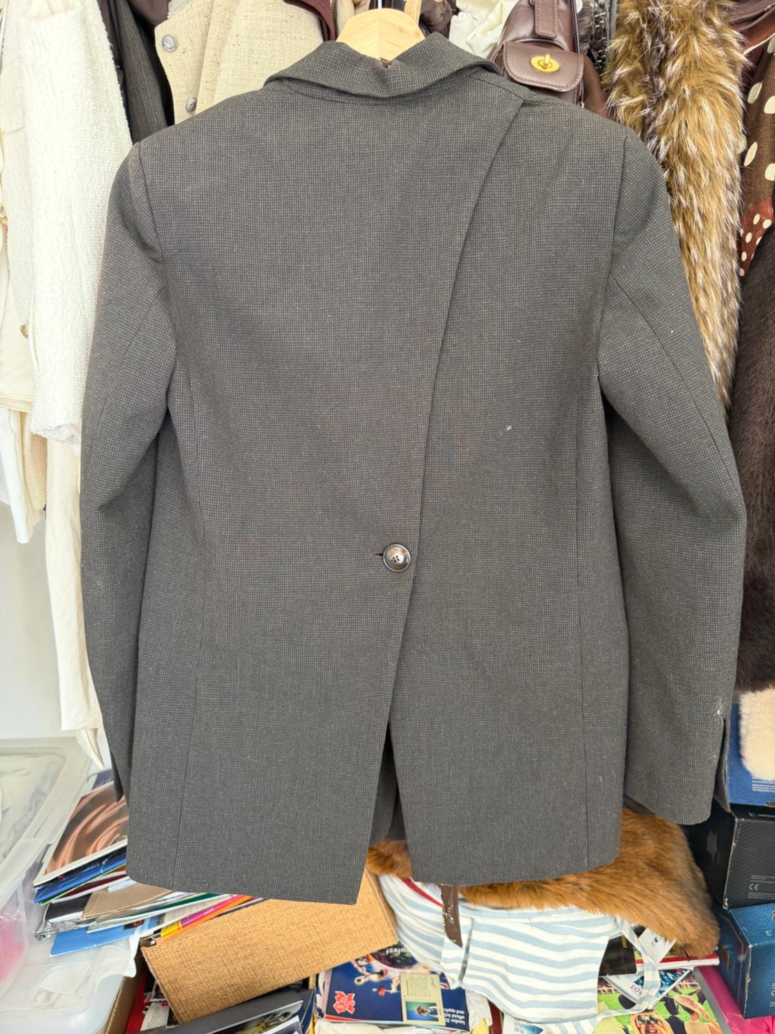 BLAZER WITH SHOULDER PADS AND BACK BUTTON DETAIL - Image 2