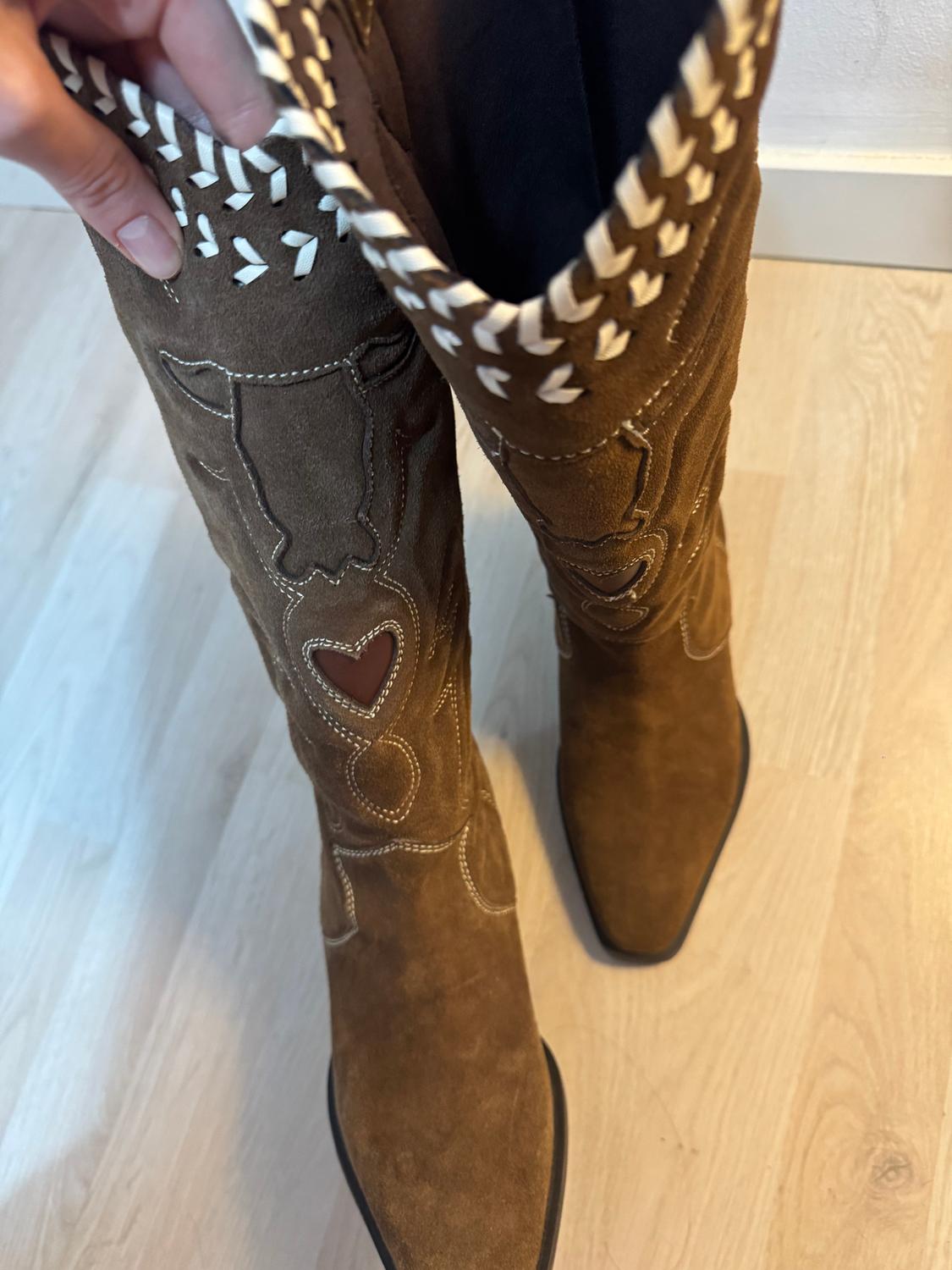 LEATHER EMBROIDERED BOOTS - Image 3