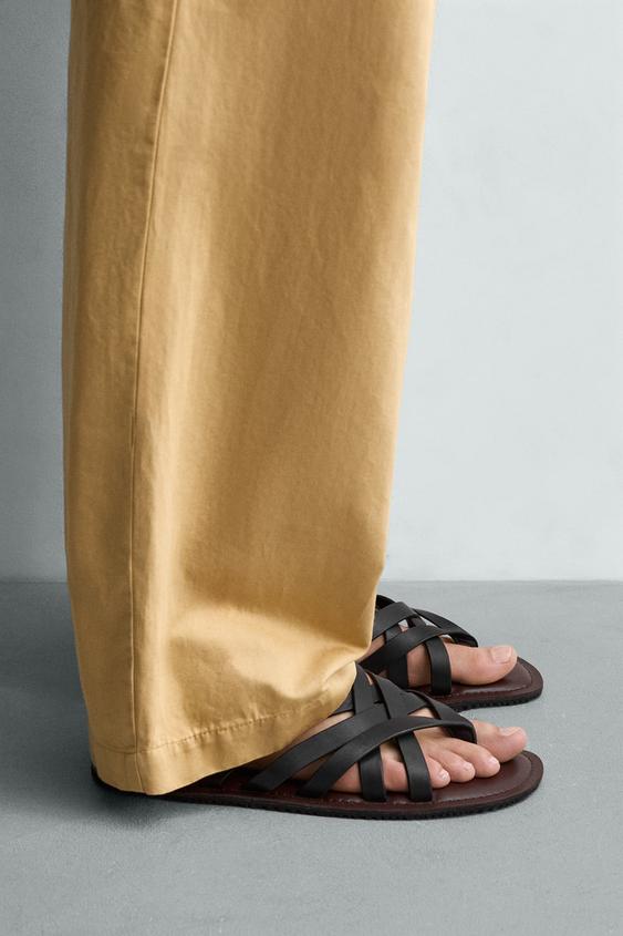 صندل جلدي بأشرطة - أسود الخاص بـ Zara - صورة 0