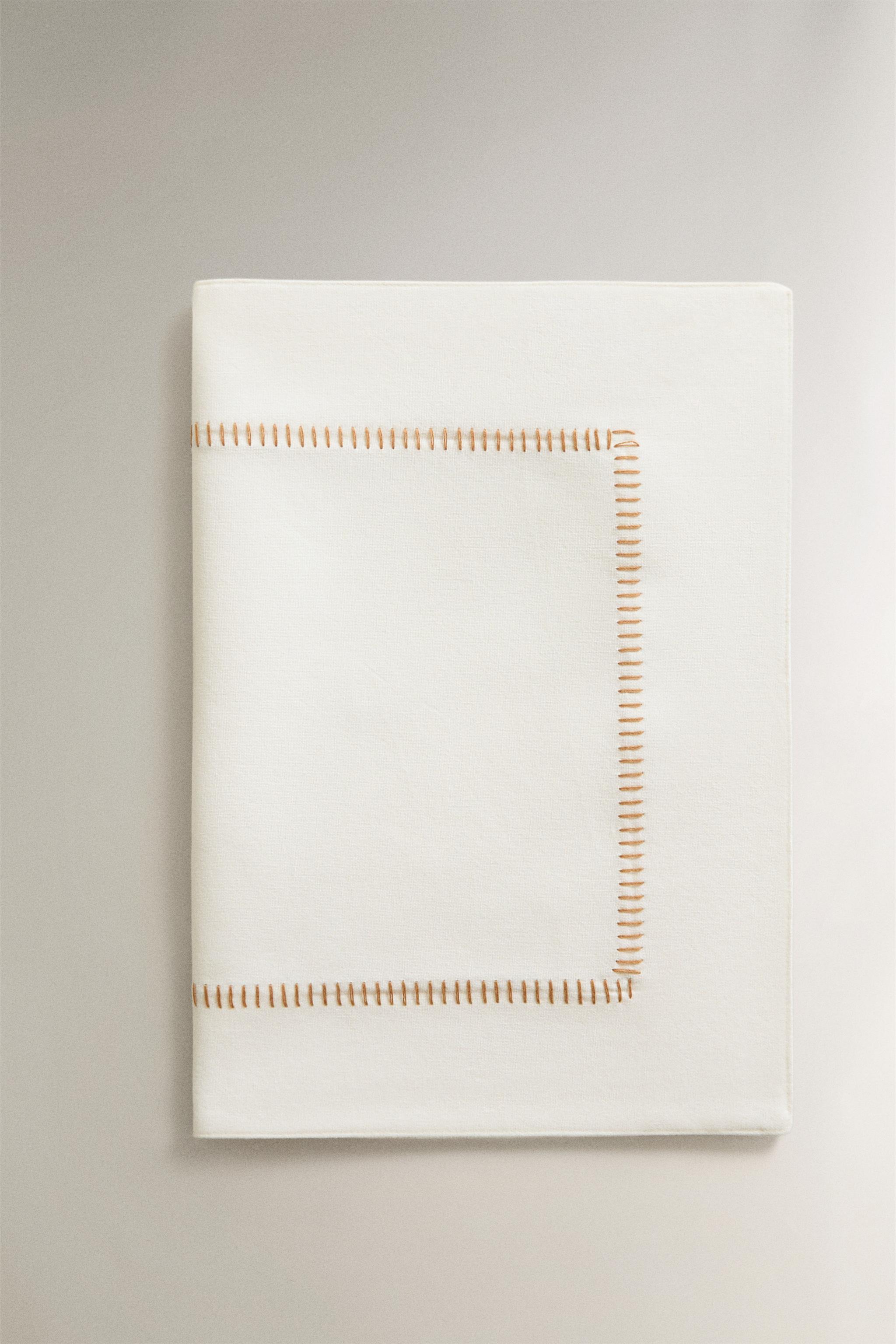 PLACEMAT WITH CONTRAST TOPSTITCHING — Ecru