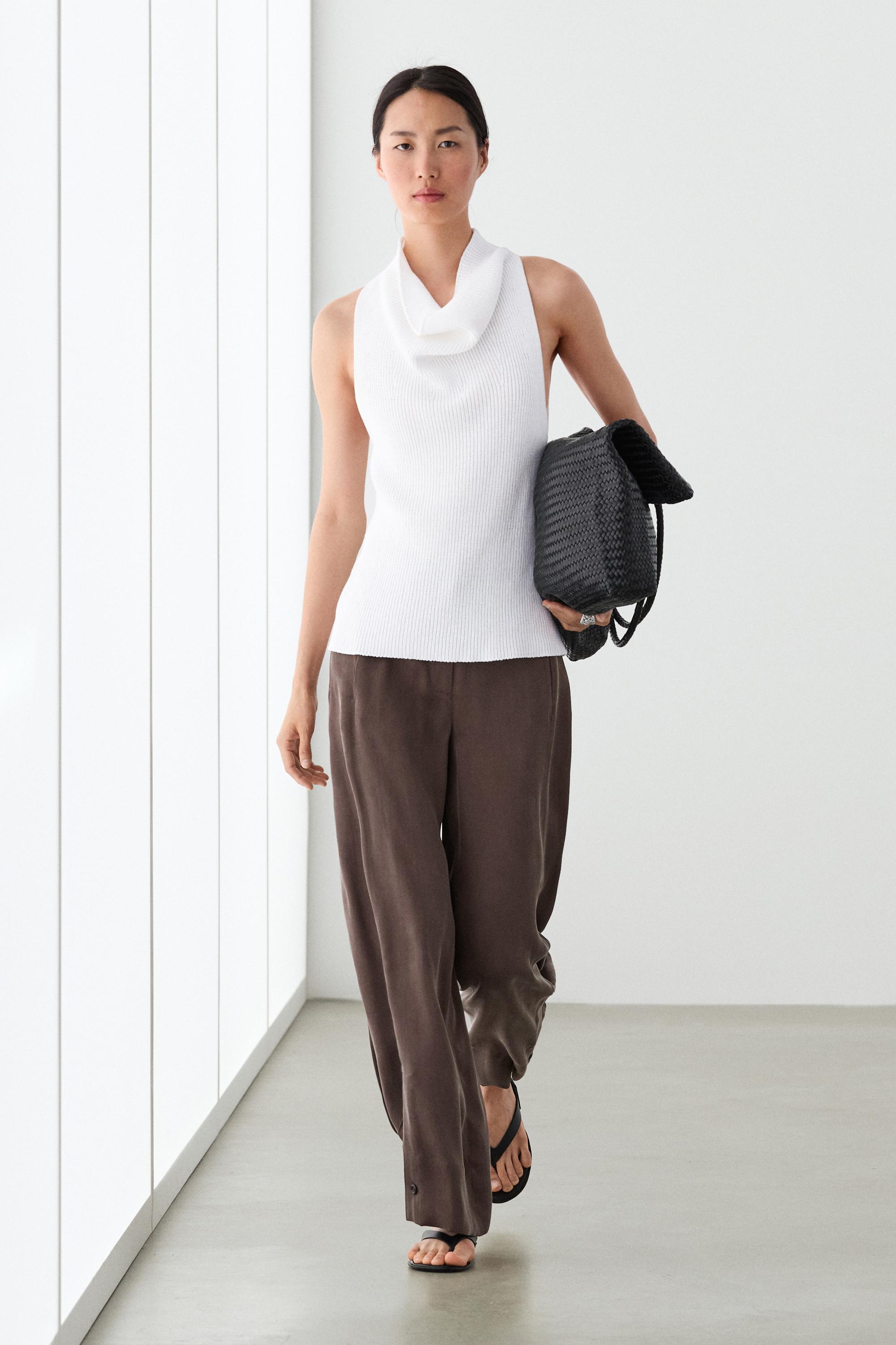 Total look flowing trousers with buttoned hems