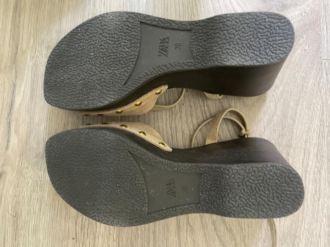 STUDDED SUEDE WEDGE SANDALS. NEW WITHOUT TAGS. NEVER WORN. - Image 7