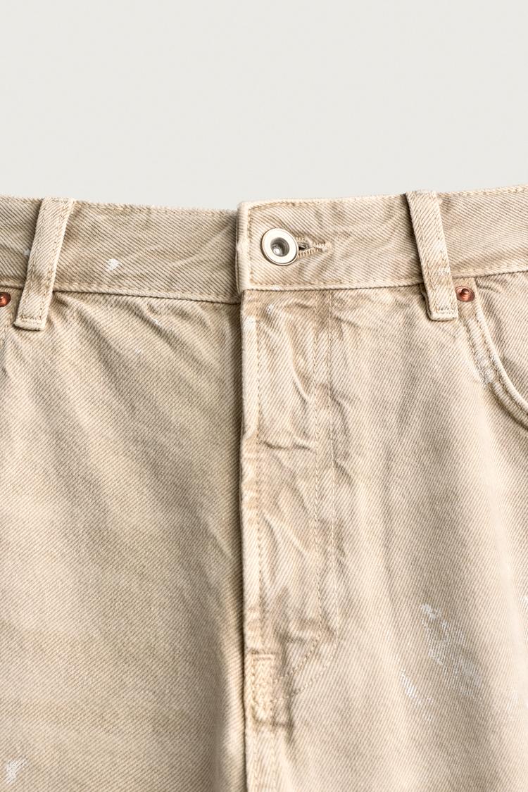 Jeans acampanados con salpicaduras de pintura 8
