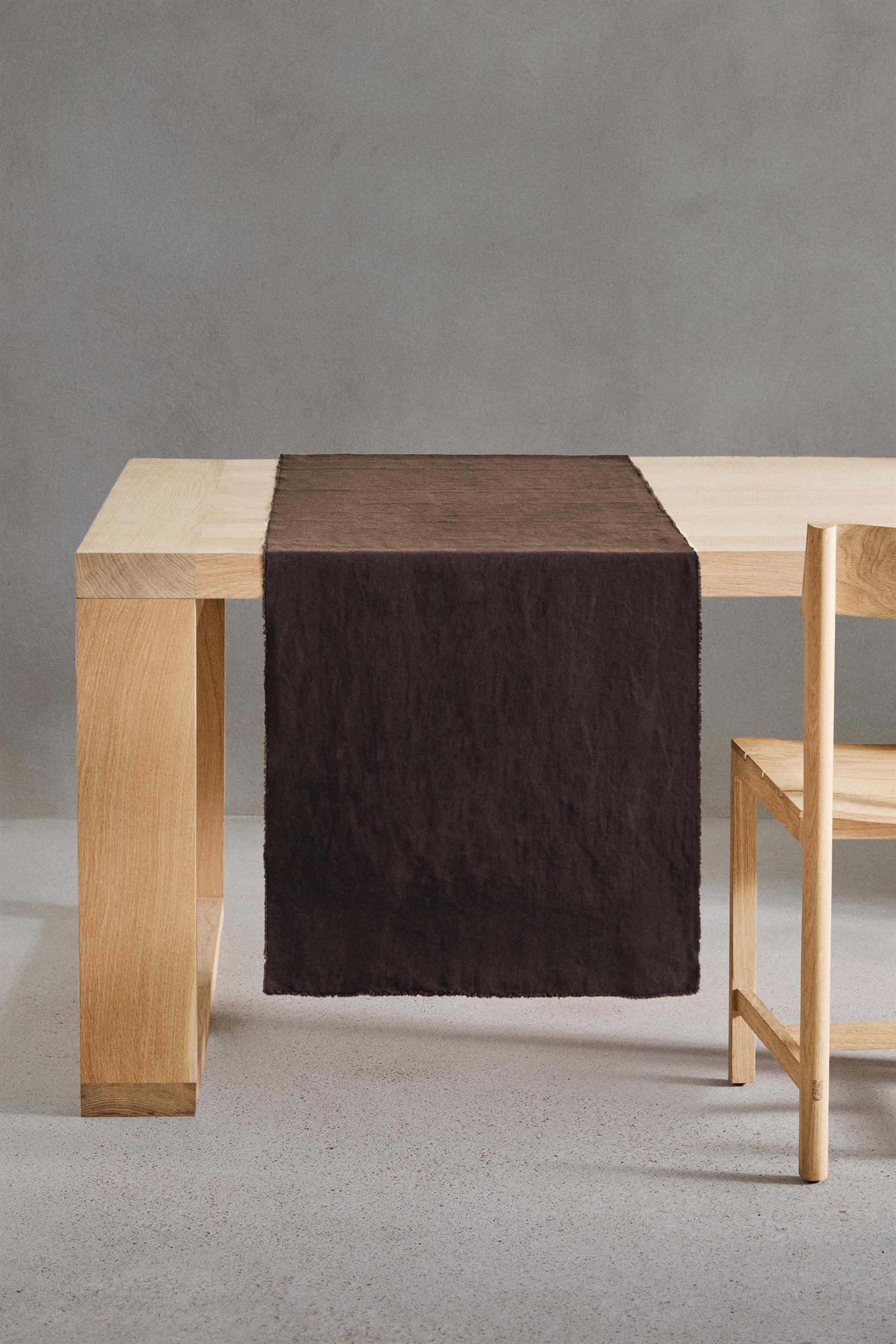 TABLE RUNNER 01