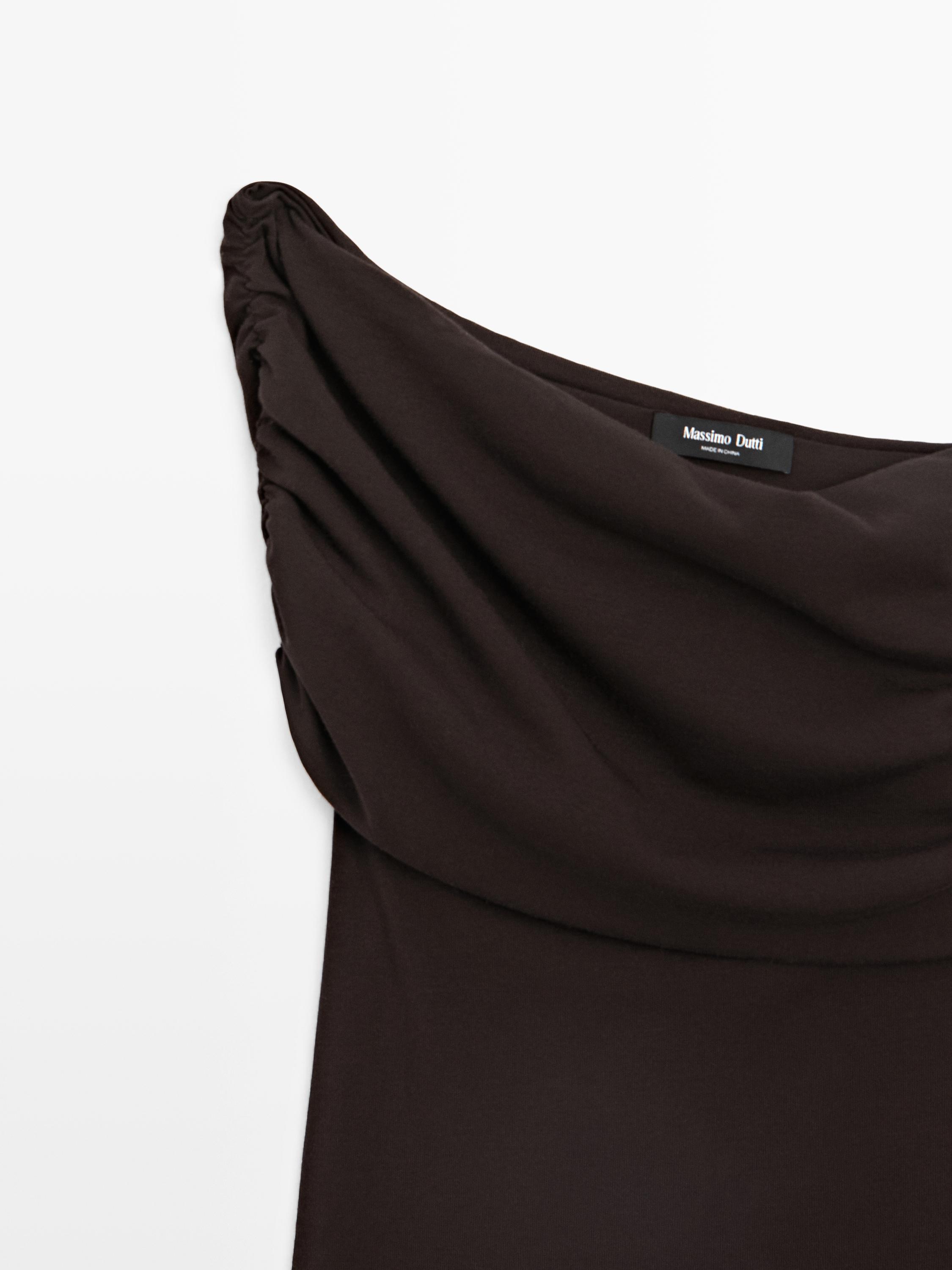 Top asymétrique à encolure drapée