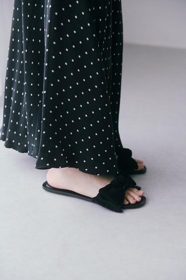 リボン スプリットスエード サンダルブラックZaraのリボン スプリットスエード サンダル - ブラック