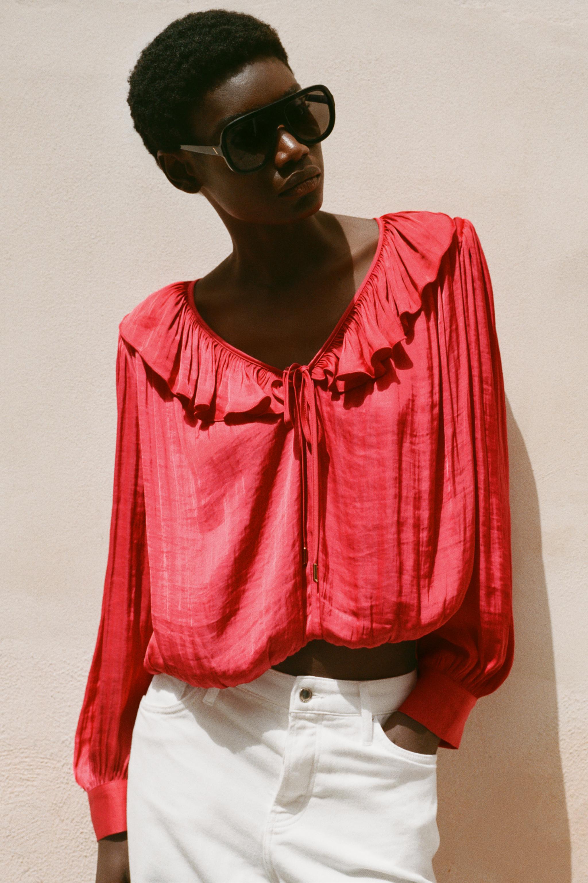 BLOUSE SATINÉE À VOLANTS ET ÉPAULETTES