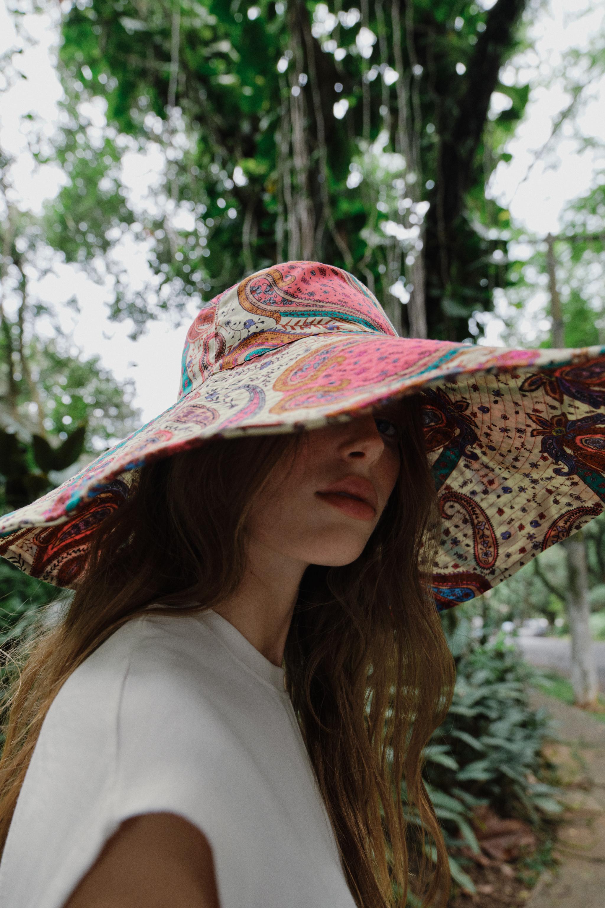 CHAPEAU MAXI BORD IMPRIMÉ PAISLEY