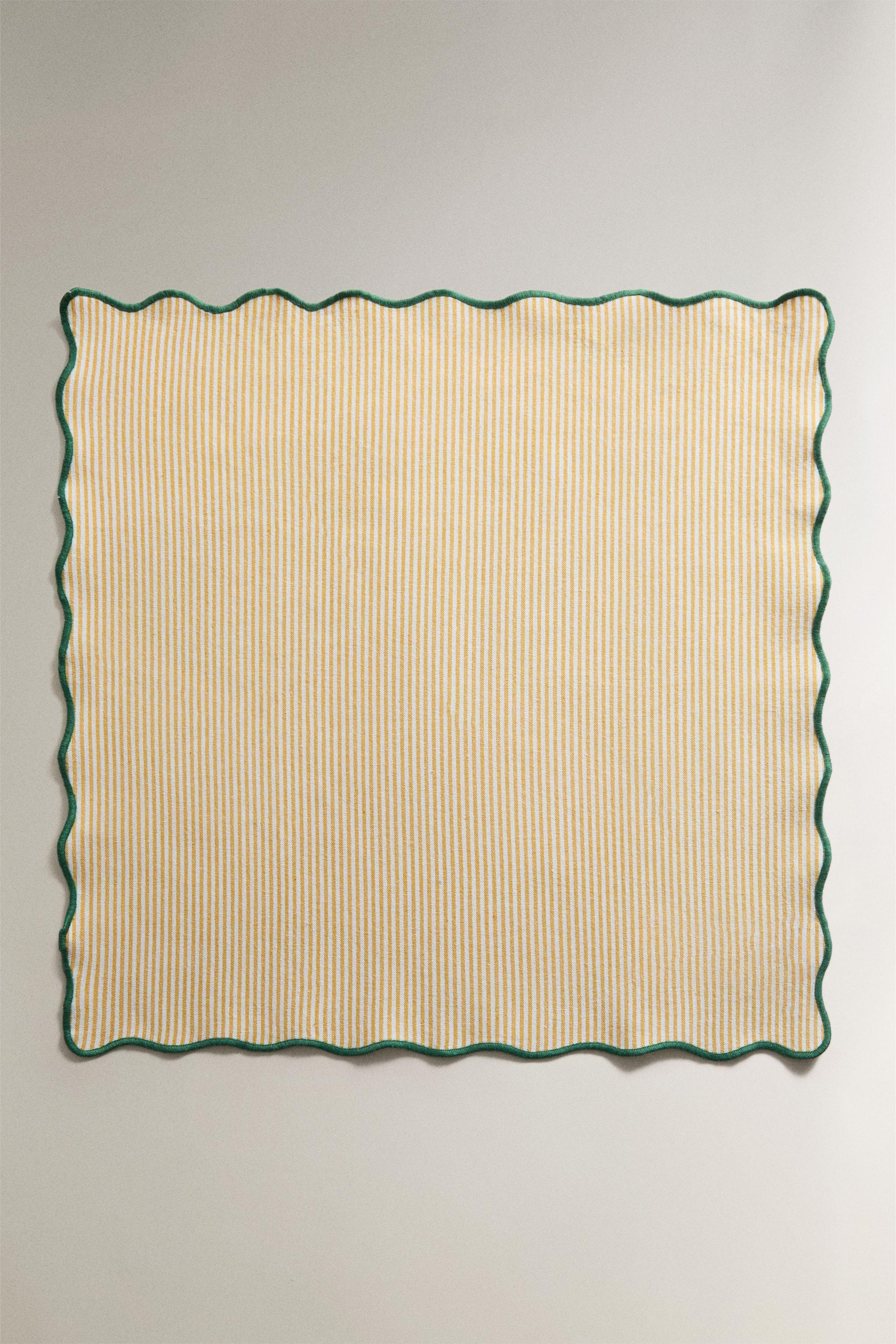PACK OF STRIPED NAPKINS WITH SCALLOPED EDGE (PACK OF 2) — Yellow
