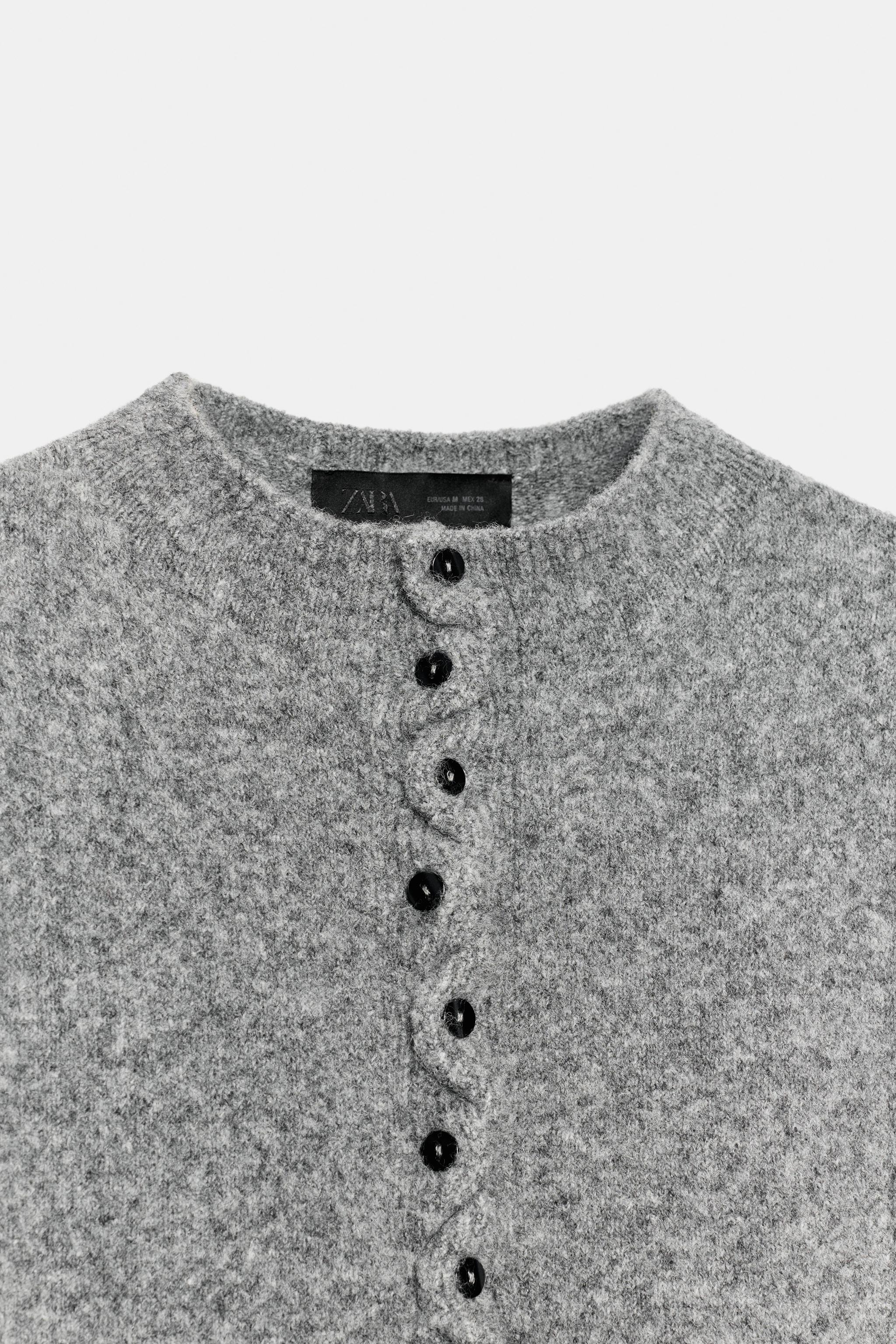 GILET EN MAILLE À FERMETURE ET VOLANTS