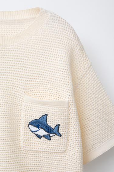T-SHIRT EN MAILLE BRODÉ REQUIN - Écru de Zara - Image 2