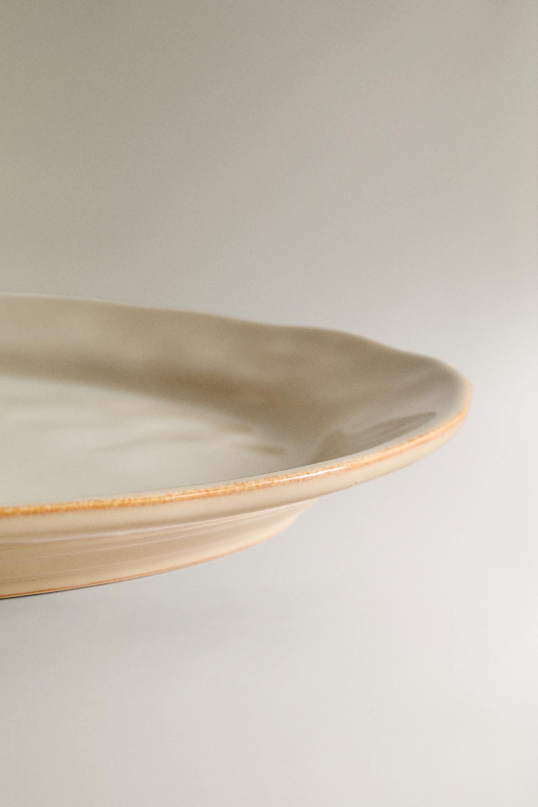 STONEWARE SERVING DISH WITH IRREGULAR EDGE