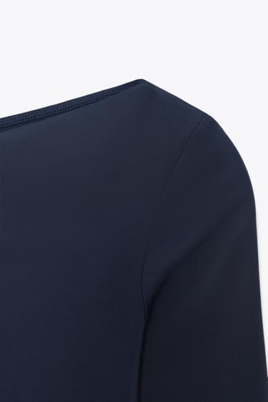 T-SHIRT POLYAMIDE ASYMÉTRIQUE - Bleu marine de Zara - Image 6