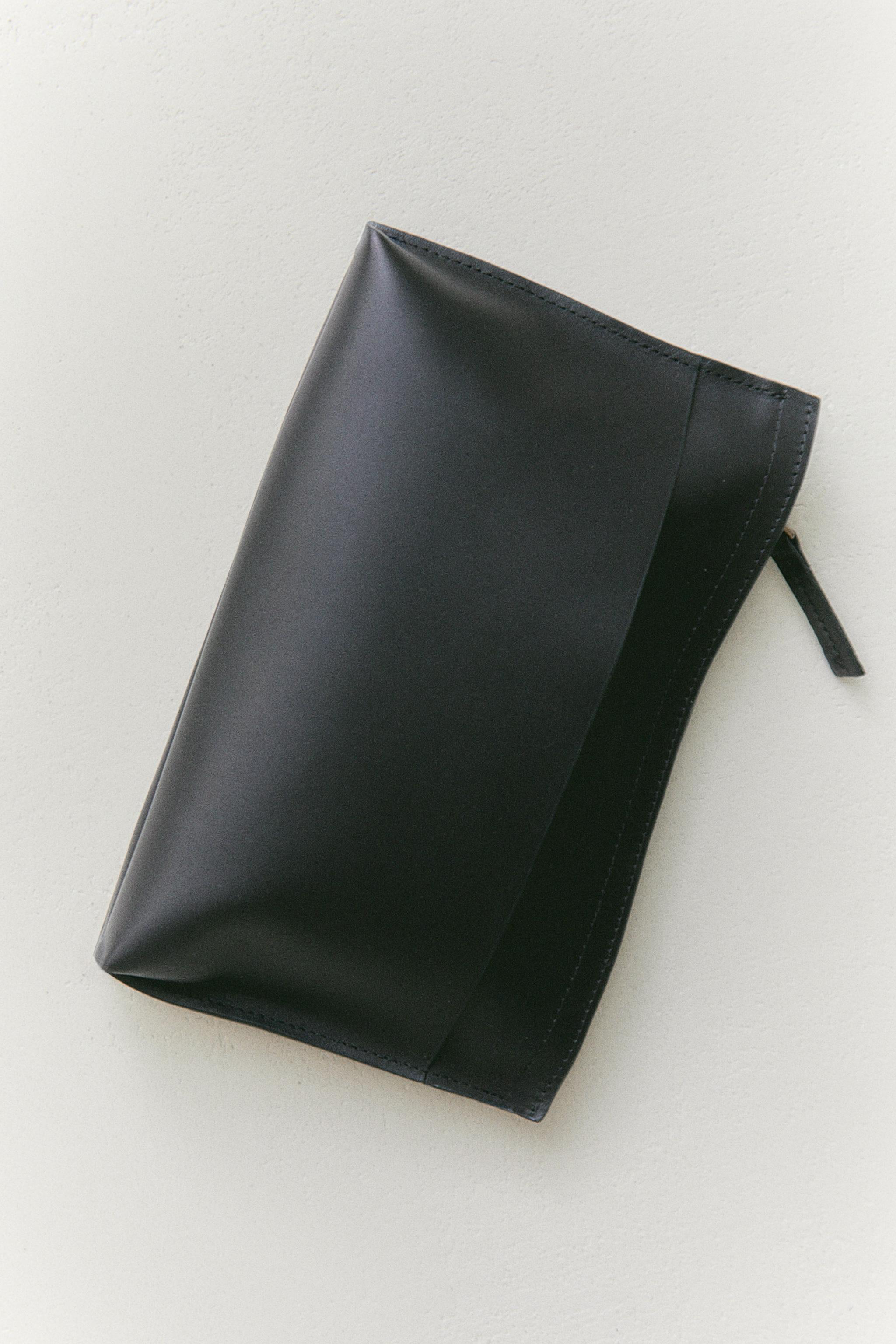 LEATHER CLUTCH WASH BAG — Black
